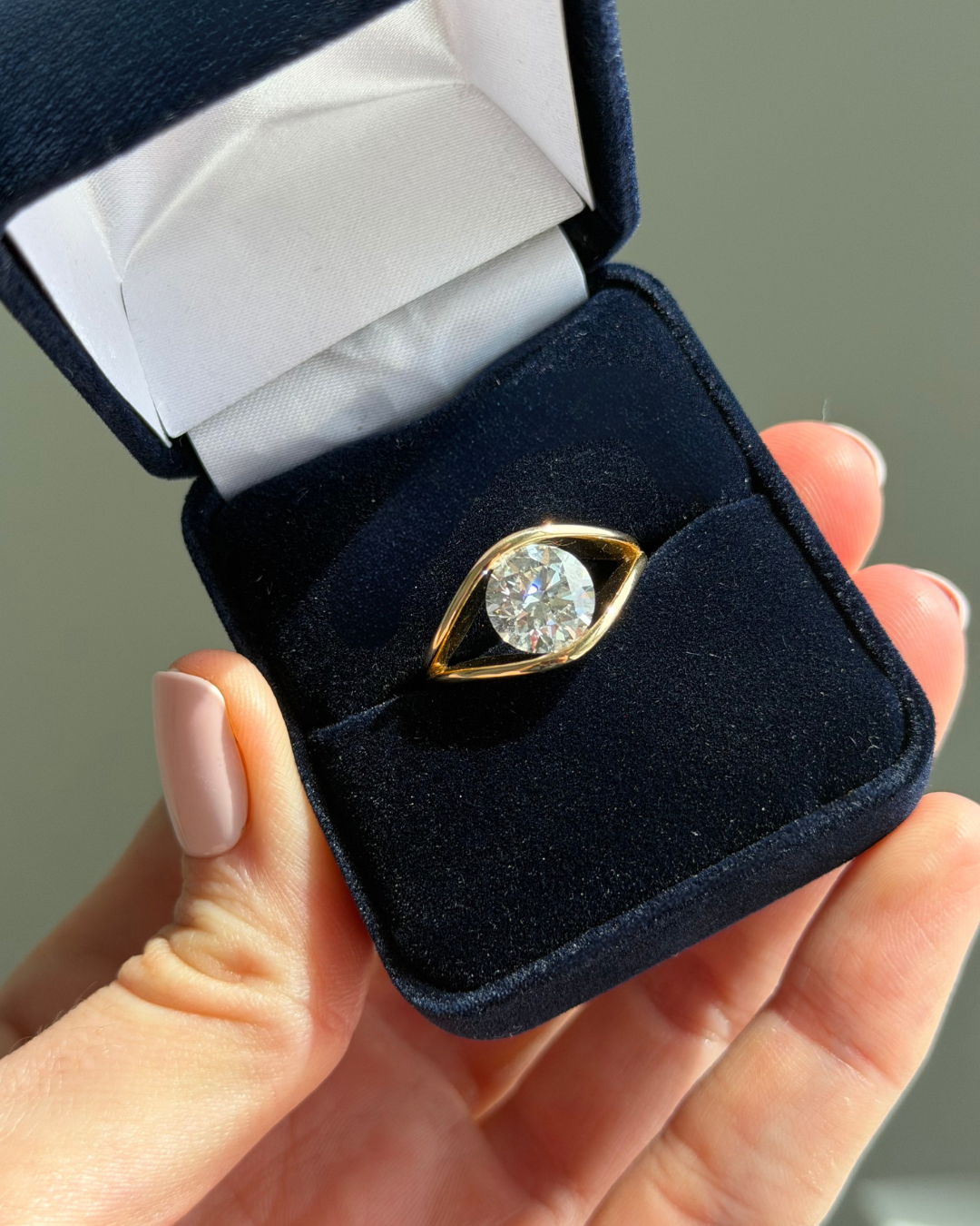 Sculptural round diamond ring in yellow gold